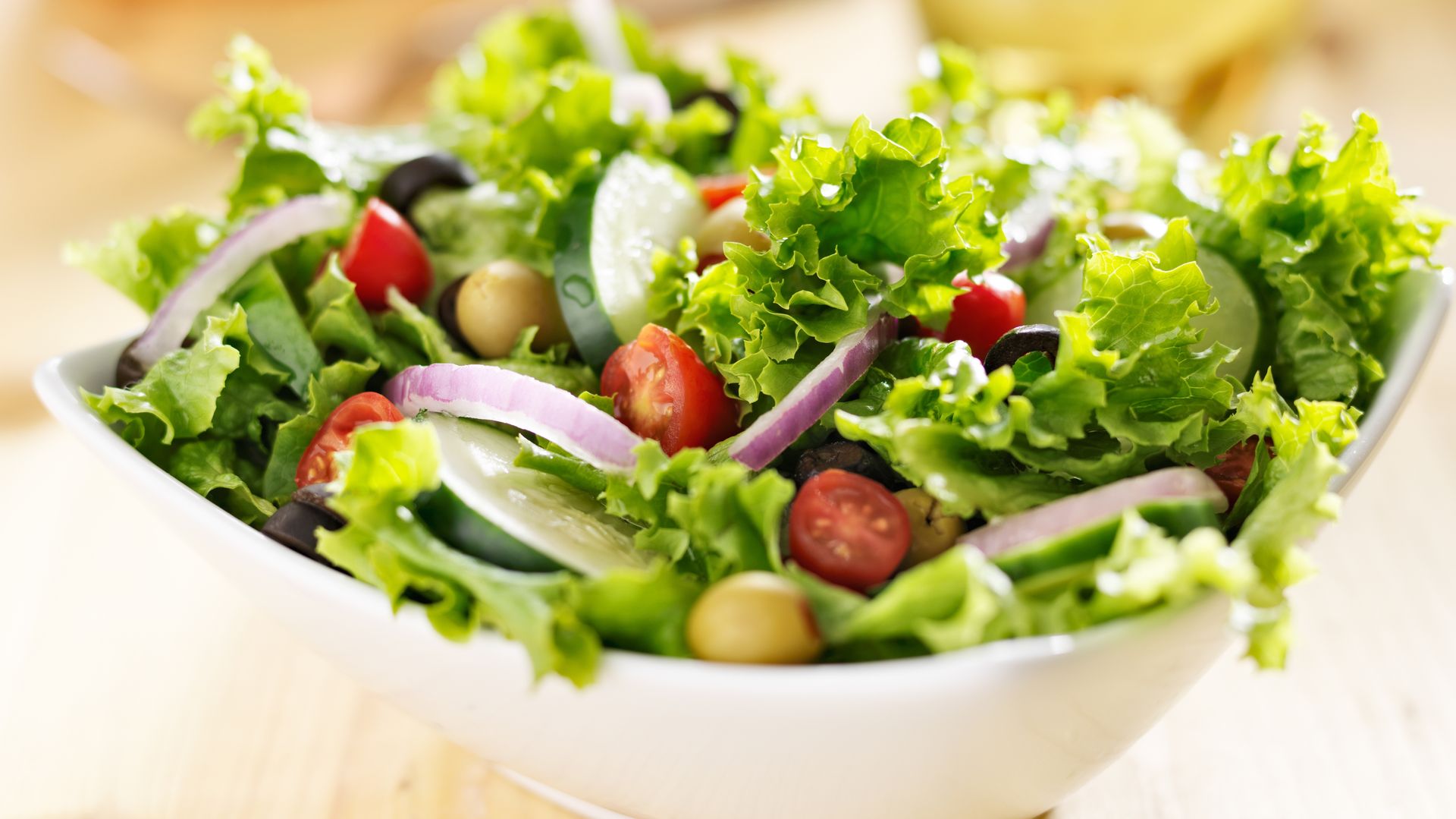 In a world overflowing with health advice—from what you should eat to the latest detox trends—the conversation often overlooks one crucial aspect: how you eat.  We believe that the method by which you nourish your body is just as important as the food itself. Enter mindful eating, a practice that encourages you to slow down, be present, and truly savour each bite.   Let’s explore why this often-overlooked detail can make a profound difference in your overall health and well-being.